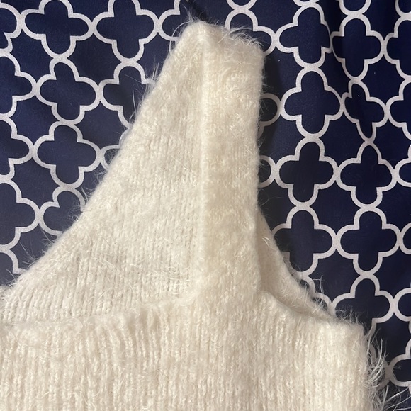 Fluffy White sweater soft furry tank. 100% polyester - Picture 3 of 7